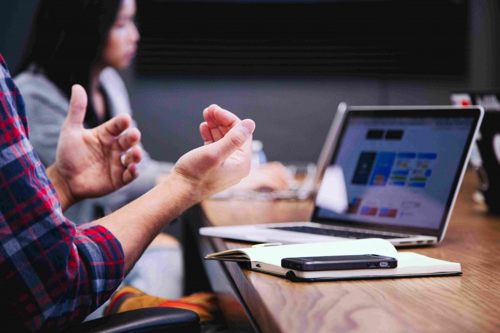 5 Cara Mengasah Kemampuan Komunikasi Verbal di Dunia Kerja | TopKarir.com